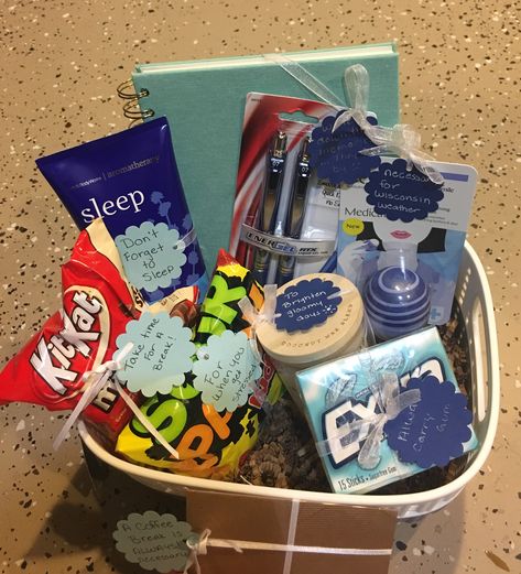 Graduation gift basket Senior Gift Basket Ideas, Graduation Gift Baskets, Cheap Graduation Gifts, Best Friend Bday Gifts, Graduation Basket, Meaningful Graduation Gifts, Graduation Gift Basket, Senior Night Gifts, Graduation Candy