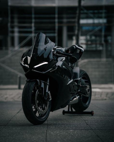 Matte Black Bike, Kawasaki Bikes, Motorcycle Aesthetic, Biker Aesthetic, Bike Photography, Pretty Bike, Yamaha R6, Bike Pic, Ducati Panigale