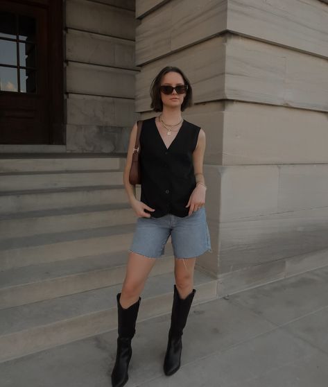 cowgirl boots outfit inspo ☁️🎧✨ • • • #ootd #cowgirlboots #styleinspo #summerstyle Low Cowboy Boots, Edgy Cowgirl, Black Cowboy Boots Outfit, Concert Look, Cowboy Boots Outfit, Cowgirl Boots Outfit, Outfit Cool, Black Cowboy Boots, Black Cowboy