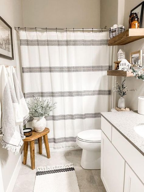 Guest Bathroom Simple Decor, Bathroom Color Schemes Decor, Bathroom Inspo Rental, Modern Farmhouse Bathroom Storage, Guest Bathroom Flooring Ideas, Powder Room Theme Ideas, Hanging Robes In Bathroom, Cozy Home Bathroom, Guest Bathroom Curtain Ideas