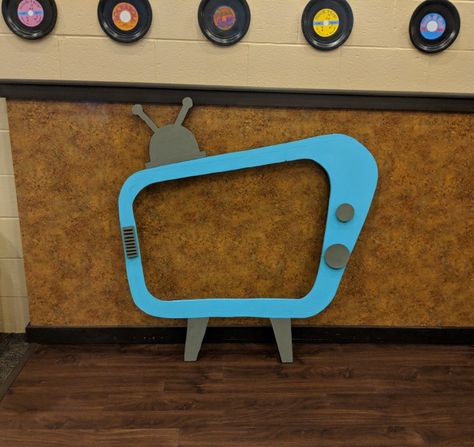 50's theme photo (frame) prop. Vintage TV. Tv Photo Frame, Retro Props, Vintage Booth Ideas, Retro Photo Booth Ideas, Retro Backdrop Photo Booths, Creative Challenge Projects, Diy Vintage Camera Prop, Photo Booth Retro Theme, Deco Annee 50 Vintage