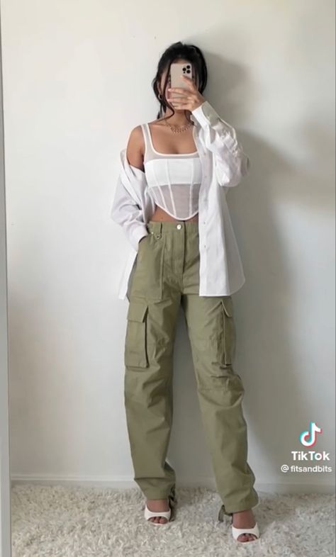 Cargopants Streetwear, Khakis Outfit, Cargo Pants Outfit Women, Cargo Outfit, Pants For Woman, Normal Clothes, Causual Outfits, Senior Pics, Cute Everyday Outfits