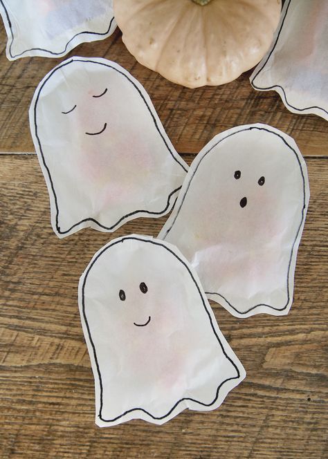 Diy Paper Treat Bags, Ghost Treat Bags Diy, Halloween Goodie Bags Diy, Ghost Bags Diy, Ghost Goodie Bags, Tissue Paper Ghost Craft, Decorate Halloween Bags, Halloween Diy Treat Bags, Diy Halloween Gift Bags