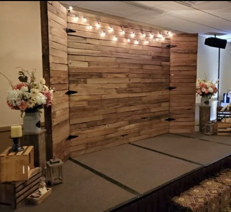 Wedding Wood Backdrop Ideas, Bridal Shower Bbq, Diy Backdrop Stand, Pallet Backdrop, Graduation Party Pictures, Children Ministry, Stage Ideas, Church Worship, Wooden Backdrops