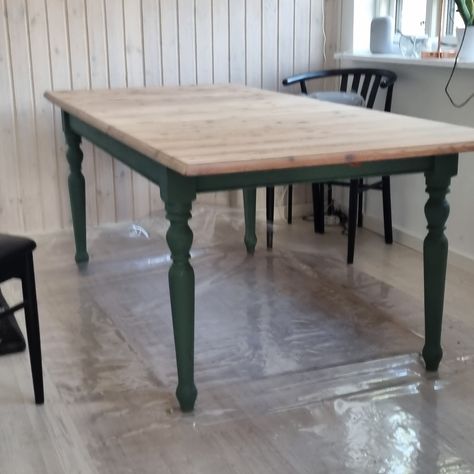 Dark Green Dining Table, Olive Green Dining Table, Green And Wood Table, Green Kitchen Table, Refurbished Kitchen Tables, Furniture Repainting, Dark Green Table, Green Dining Table, Country Kitchen Tables