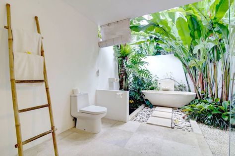 Outdoor Bathtub Ideas, Bathtub Ideas, Bathtub Shower Combo, Bali Decor, Indoor Outdoor Bathroom, Shower Spa, Outdoor Bathtub, Outdoor Bathroom Design, Tropical Bathroom