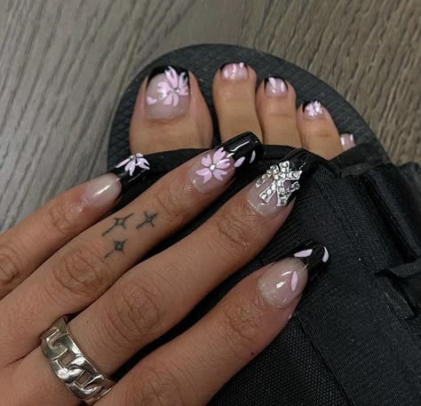 Nail Ideas Y2k Short, Trashy Y2k Nails, 90s Inspired Nails, Nails Y2k, Acrylic Toe Nails, Edgy Nails, Grunge Nails, Long Acrylic Nails Coffin, Soft Nails