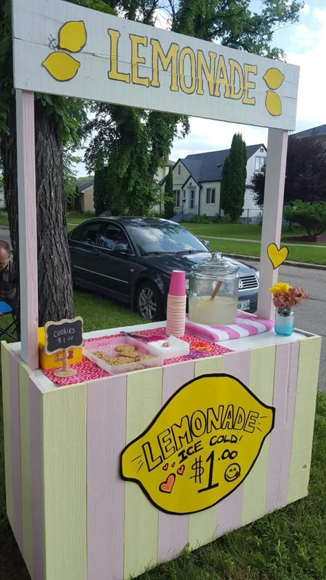 Cute Lemonade Signs, Lemonade Stand Diy Pallet, Lemonade Stand Decorations Diy, Lemonade Stands Diy, Homemade Lemonade Stand Diy, Pink And Yellow Lemonade Stand, Summer Stand Ideas, Lemonade Stand Snack Ideas, Diy Lemonade Stand Pallet