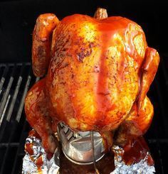 C’est le poulet le plus juteux que vous allez manger de toute votre vie… En plus, c’est super facile à faire et avouez-le, vous êtes curieux Chicken On The Grill, Can Chicken, Beer Can Chicken, Summer Cooking, Winner Winner Chicken Dinner, Summer Grilling, Canned Chicken, Cooking On The Grill, On The Grill