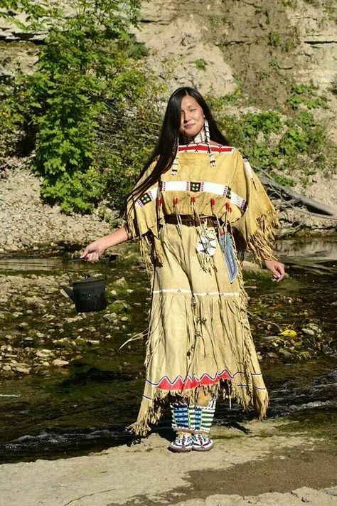 American Indian Clothing, American Indian Girl, Native American Dress, Native American Woman, Native Dress, Native American Clothing, Native American Pictures, Native American Artwork, Native American Photos