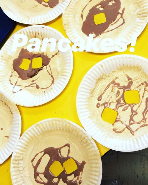 Pancake craft! We colored white glue with some brown paint and it looked delicious! #paperplate #pancakes #chef #baker #restaurant #theme #preschool #craft Food Prek Theme, Restaurant Theme Preschool Activities, Bread Art Preschool, Preschool Pancake Craft, Cooking Crafts Preschool, Pancake Crafts For Toddlers, Chef Week For Preschool, Food Theme Preschool Crafts, Preschool Pancake Activities