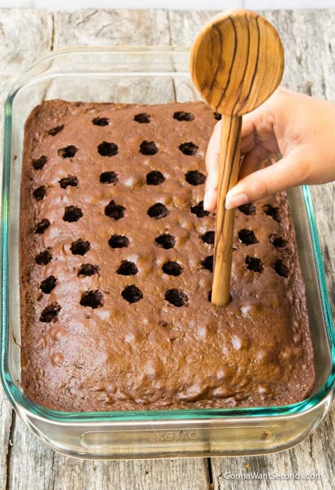 Butterfinger Cake Process Shot Oreo Pudding Cake, Chocolate Turtle Poke Cake, Turtle Poke Cake, Butterfinger Cake Recipe, Butterfinger Cake, Chocolate Turtle, Pudding Poke Cake, Oreo Pudding, Fudge Chocolate