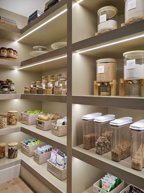 Uk Pantry Ideas, Aesthetic Snack Organization, Organised House Aesthetic, Aesthetic Kitchen Pantry, Organised Home Aesthetic, Cool Pantry Ideas, Walk In Pantry Organization Layout, Luxury Pantry Organization, Mini Pantry Ideas