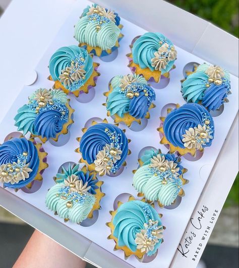 Monochromatic Cupcakes, Beautiful Cupcakes Birthday, Bluey Cupcakes, Cupcakes Fancy, Muffins Decorados, Cupcake Icing Designs, Royal Cupcakes, Bridal Cupcakes, Easy Cupcakes Decoration