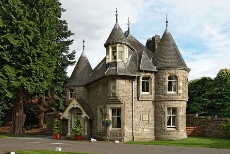 Curious Places: Little castle (Pitlochry/ U.K.) Turret House, Tiny Castle, Small Castle, Little Castle, House Entry, Fairytale House, Small Castles, Castle Home, Small Cottage Homes