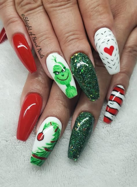 The Grinch Nails Acrylic, Grinch Theme Nails, Grinch Acrylic Nails, Grinch Themed Nails, Grinch Nails Designs Easy, Christmas Grinch Nails, Grinch Nails Acrylic, Easy Grinch Nails, Short Grinch Nails