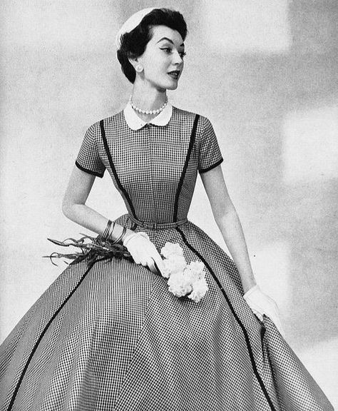 "New Look " Dovima 1950. #fashionphotographer #irvingpenn #vogue #vintagemodel #vintagefashion #1950s #supermodel #classy #elegance… Woman In A Dress, Look Retro, Fashion 1950s, 40s Fashion, Rockabilly Dress, Vestidos Vintage, 50s Dresses, 1950s Dress, Moda Vintage