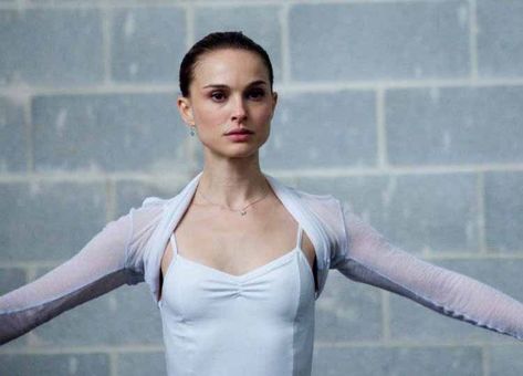 Natalie Portman Black Swan, Black Swan Movie, Black Swan 2010, Darren Aronofsky, Swan Queen, Ballet Fashion, Ballet Beautiful, Natalie Portman, Black Swan