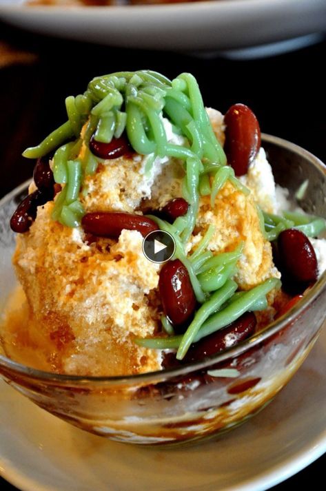 Street Food Chendol Dessert, Malaysia Dessert, Singapore Cuisine, Malaysian Food Desserts, Nyonya Kuih, Malaysia Recipes, Singapore Street, Journey Game, Malaysian Dessert