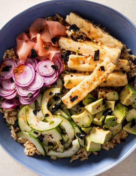 Tofu Sushi Bowl [Vegan] - One Green PlanetOne Green Planet Vegetarian Tofu Recipes, Tempeh Chili, Tofu Sushi, Meat Free Meals, Vegan Tofu Recipes, Tofu Recipes Vegan, Raw Vegan Desserts, Poke Bowls, Sushi Bowl