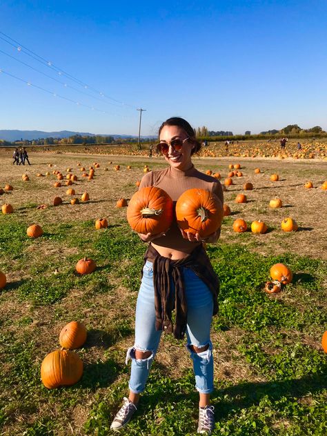 Halloween fresh pumpkin farm with women holding pumpkins Pumpkin Farm Outfit Women, Pumpkin Farm Pictures, Pumpkin Patch Outfit Hot Weather, Pumpkin Farm Outfit, Pumpkin Picking Pictures, Pumpkin Patch Instagram Pictures, Pumpkin Picking Outfit, Pumpkin Patch Photoshoot, Halloween Shoot