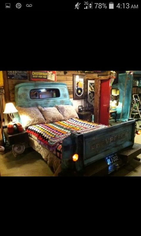 Awesome diy idea- bed from an old truck cab & tailgate #Repurposedfurniture Car Furniture, Car Bedroom, Old Truck, Unique Beds, Rustic Cabin, Cool Beds, Headboard And Footboard, Truck Bed, Design Case