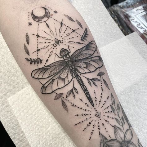 • ✿ • 𝐌𝐚𝐫𝐢𝐞 • ✿ • on Instagram: “Dragonfly for @felicityjayne_ done yesterday 🖤 #dragonfly #dragonflytattoo #dotworktattoo #dotwork #mandala #mandalatattoo #blackwork…” Tattoo Dreamcatcher, Dotwork Mandala, Luna Tattoo, Shin Tattoo, Dragonfly Tattoo Design, Cross Tattoos For Women, Tattoo Mandala, Cross Tattoos, Sacred Geometry Tattoo