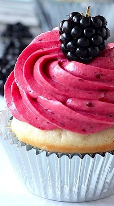 Moist Lemon Cupcakes, Blackberry Buttercream Frosting, Blackberry Cupcakes, Blackberry Buttercream, Buckwheat Cake, Lemon Cupcakes, Cake Easy, Yummy Cupcakes, Savoury Cake