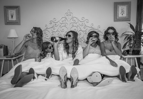 Wedding Funny, Wedding Photography Bridal Party, Bridesmaid Pictures, Bridesmaid Funny, Photos Funny, Funny Wedding Photos, Wedding Picture Poses, Bridesmaids Photos, Bridal Party Photos