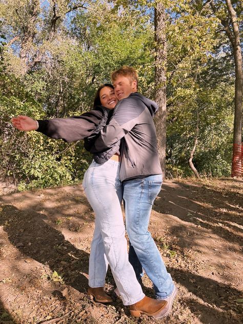 Couple poses, tailgate outfit, couple inspo Couple In College Aesthetic, Cute College Couples, Couple Tailgate Pictures, College Couples Aethstetic, Couple Goal College, Outfit Couple, Couple Inspo, Tailgate Outfit, Couple Poses