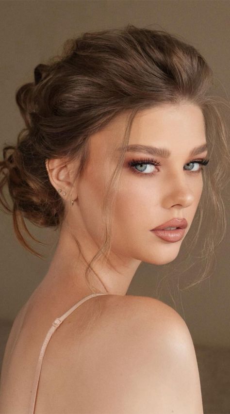 Sultry Daytime Makeup, Prom Makeup For Doe Eyes, Bridal Makeup Glowy Glam, Natural Makeup For Formal, Gentle Makeup Look, Low Contrast Bridal Makeup, Minimal Formal Makeup, Dewy Wedding Makeup Glow, Prom Make Up For Green Eyes