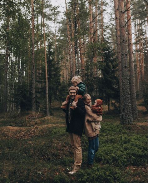 Fall Woods Photoshoot Family, Family Pine Tree Photos, Fall Forest Photoshoot Family, Photoshoot Fall Family, Woodland Family Photos, Cozy Cabin Family Photoshoot, Rock Family Photoshoot, Cold Family Photoshoot, Redwoods Family Photos