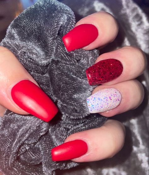 Red And White Nails Christmas, White Nails Christmas, Simple Christmas Nails Red, Christmas Nails Red And White, Nails Red And White, Christmas Nails Red, Simple Christmas Nails, Red And White Nails, Fingernail Designs