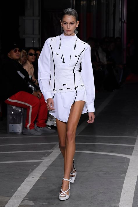 Off White Fashion Show, Madison Lee, Dress Runway, Off White Fashion, Off White Clothing, High Fashion Models, Runway Dresses, Kaia Gerber, Nike Fashion