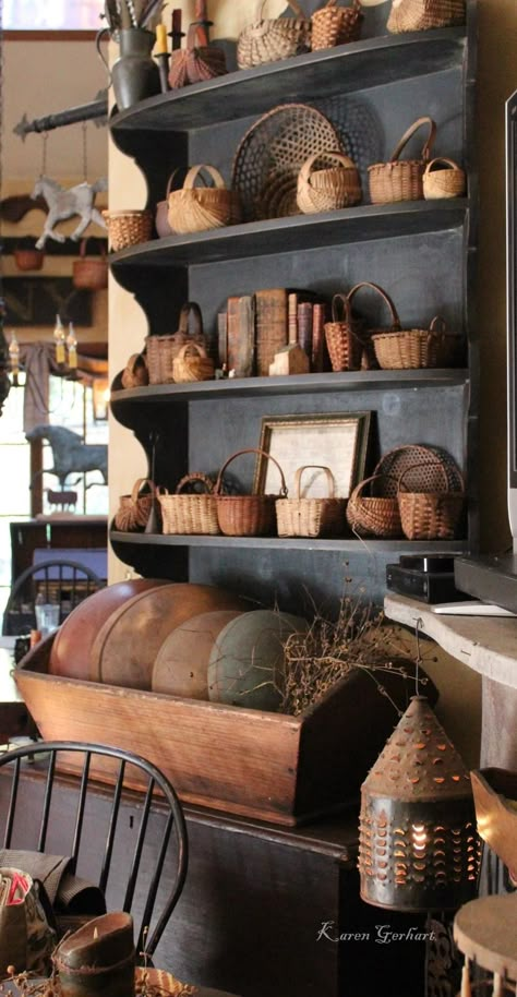 Antique Primitive Decorating, Primitive Furniture Farmhouse Style, Primative Decor Country, Primitive Kitchen Ideas, Primitive Shelves, Colonial Decorating, Primitive Dining Rooms, Primitive Cupboards, Primitive Living Room