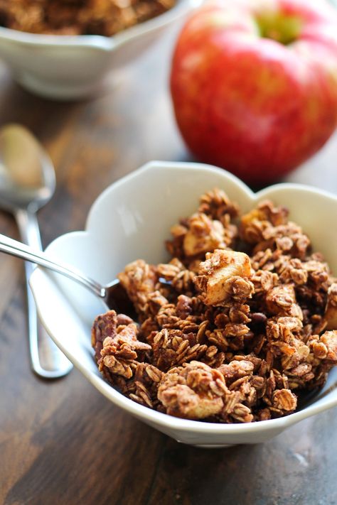 Apple Pie Granola, Low Carb Vegan Breakfast, Baked Cinnamon Apples, Cinnamon Apple Pie, Cinnamon Granola, Gluten Free Granola, Granola Healthy, Cinnamon Apple, Healthy Ingredients