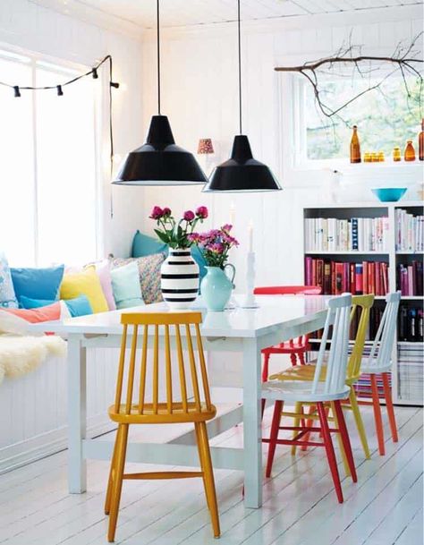 Bookshelf rehab: 33 Amazing ways to add color coordinated books Painted Dining Chairs, Stylish Dining Room, Cottage Shabby Chic, Dining Room Colors, Boho Deco, Painted Chairs, Loft Design, Colorful Chairs, White Room