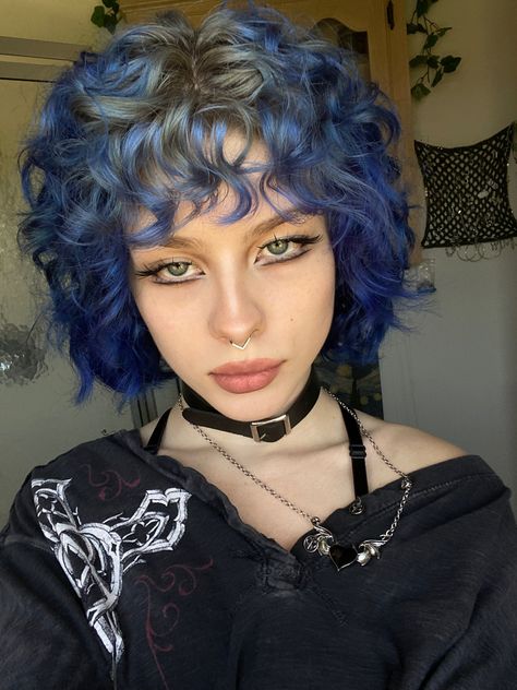 Goth Punk Makeup, Photography Selfie Poses, Selfie Poses Aesthetic, Eyeliner Graphic, Blue Brown Hair, Liner Looks, Eyeshadow Liner, Dyed Curly Hair, Dyed Hair Blue