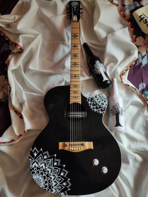 Mandala Art On Guitar, Painting On Guitar Aesthetic, Guitar Art Diy, Paint Guitar, Painting Guitar, Guitar Decor, Guitar Decorations, Acoustic Guitar Art, Painted Guitar