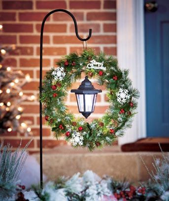 Hang a Christmas wreath and a solar lantern on a shepherd's hook in the front yard Best Outdoor Christmas Decorations, Outdoor Christmas Diy, Christmas Garden Decorations, Outside Christmas Decorations, Christmas Hacks, Christmas Yard Decorations, Christmas Porch Decor, Christmas Tree Painting, Garden Christmas