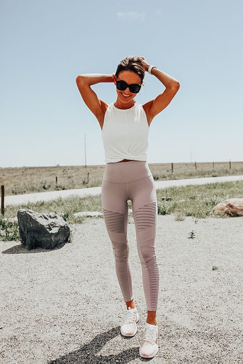 Lauren Kay Sims | My Top Activewear Picks From the Nordstrom Anniversary Sale Workout Crop Top Outfit, Blush Leggings Outfit, Running Outfit Summer, Cute Workout Outfits For Women, Cute Exercise Outfits, Cute Running Outfits, Workout Outfits For Women, Exercise Outfits, Gym Workout Clothes