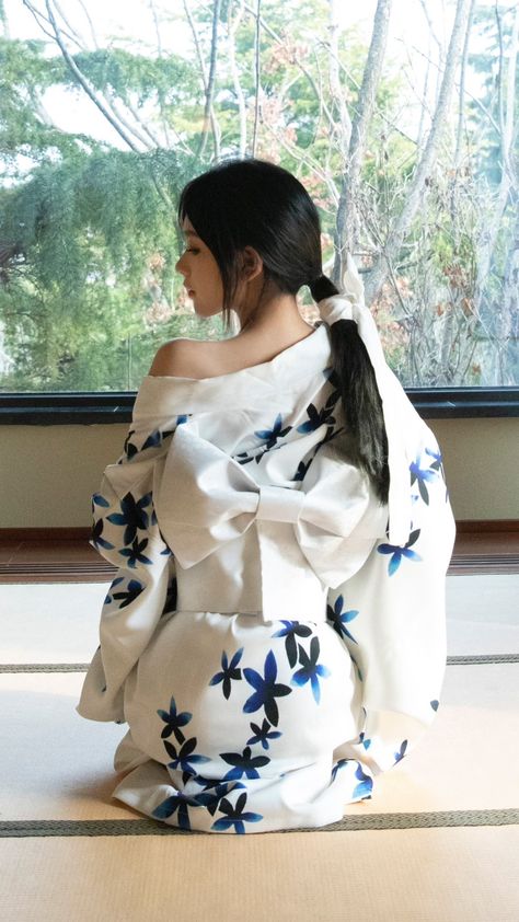 Traditional Japanese Kimono, White Kimono, Body Reference Poses, Figure Poses, Bare Shoulders, Art Poses, Japanese Kimono, Japanese Women, Model Poses