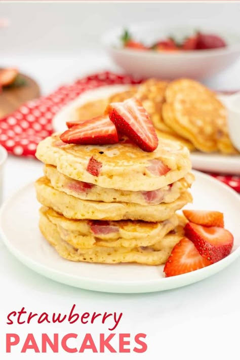 Fluffy strawberry pancakes, this is an easy no-fail vanilla pancake recipe studded with sweet fresh strawberries #pancakes #strawberrypancakes #fluffypancakes Strawberry Pancakes Recipe, Vanilla Pancakes, Light And Fluffy Pancakes, Fruit Pancakes, Homemade Pancake Recipe, Strawberry Pancakes, Pancake Recipe Easy, Healthy Strawberry, Pancakes Easy