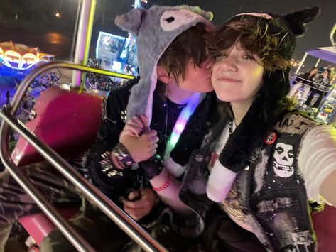 Grunge Couple Costume, Trans Couple Photoshoot, Alt Gf And Nerd Bf, Grunge Couple Kiss, Two Guys Aesthetic, Us Core Couple, Emo Boyfriend Aesthetic, Unhinged Pictures, Cute Romantic Things