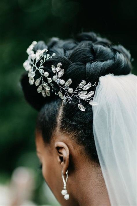 20 Ways to Wear a Veil With Your Wedding Hairstyle - Whether you're sporting a formal updo or long, loose waves, here's the lowdown on wedding hairstyles with veils. {Glamour by Shaniqua} Wedding Hairstyles Updo Messy, Long Textured Hair, For Wedding Hairstyles, Formal Updo, Bestie Board, Sparkly Hair Accessories, Wedding Hair Trends, Chignon Wedding, Black Wedding Hairstyles