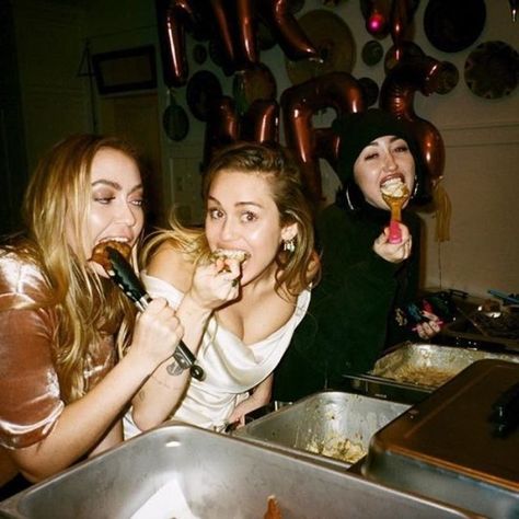 Miley Cyrus Wedding, Miley And Liam, Low Key Wedding, Noah Cyrus, Vegan Wedding, Surprise Wedding, Wedding Buffet, Liam Hemsworth, Wedding Photography Poses