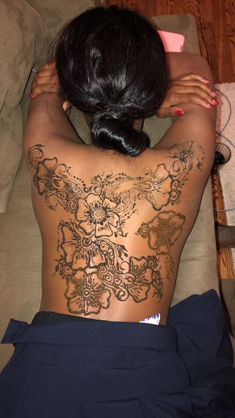 Henna Designs For Prom, Back Henna Tattoos, Henna On Back Spine, Henna For Prom, Henna Spine Designs, Henna Prom, Henna Designs On Back, Henna On Neck, Henna Back Designs