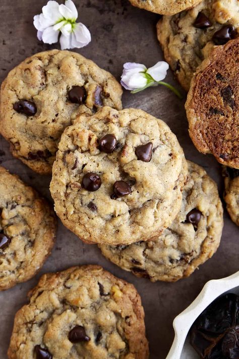 Date Cookies Recipe with Chocolate Chips and Walnuts Best Chewy Chocolate Chip Cookies, Cookies With Chocolate Chips, Classic Chocolate Chip Cookies, Food Dolls, Date Cookies, Cookies With Chocolate, Bread Cookies, Homemade Chocolate Chips, Cookie Spread