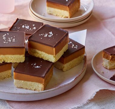 Caramel Chocolate Bars, British Baking Show Recipes, Millionaire's Shortbread, British Bake Off Recipes, Bake Off Recipes, Millionaire Shortbread, The Great British Bake Off, Vegan Dark Chocolate, British Bake Off