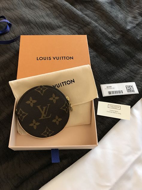 Louis Vuitton Round Coin Purse in Monogram Luxury Coin Purse, Lv Coin Purse, Louis Vuitton Coin Purse, Designer Coin Purse, Designer Things, Round Coin Purse, Louis Vuitton Gifts, Luxury Lifestyle Girly, Louis Vuitton Collection